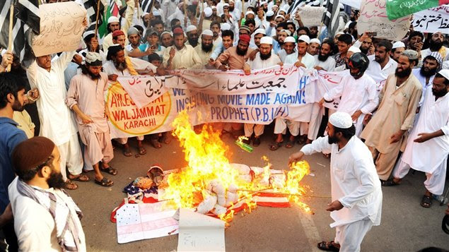 Un drapeau américain est brûlé à Karachi, au Pakistan, lors d'une manifestation visant à protester contre la diffusion d'un film hostile à l'islam.