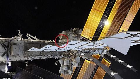 ¿Puedes encontrar al astronauta en esta fotografía de la Estación Espacial Internacional? ¿Puedes encontrar al astronauta en esta fotografía de la Estación Espacial Internacional?