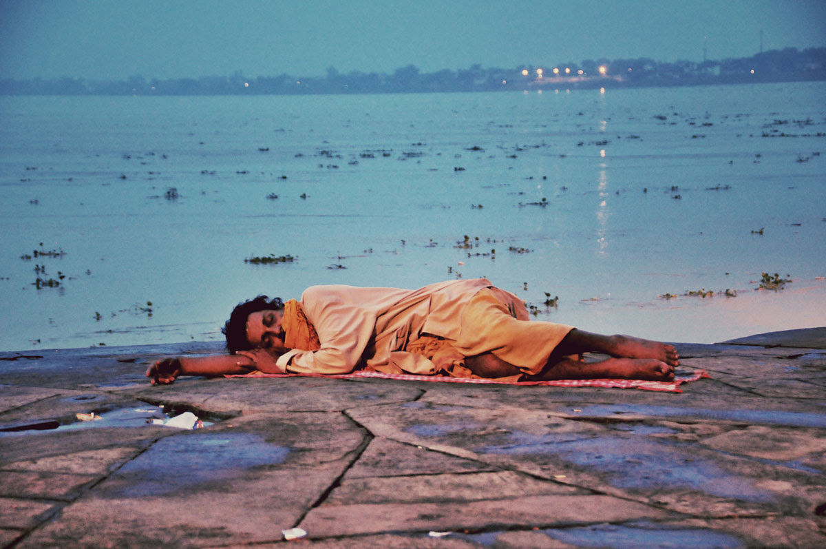 • Fotografía 1: © Fernando Leal - Hombre tumbado en la orilla / Río Ganges / Benarés GANGES-3