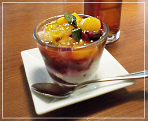津田沼「クラッカ」にて、ドルチェはパンナコッタにフルーツたっぷり。