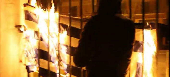 Βίντεο-ντοκουμέντο από το χάος στο Πολυτεχνείο: Μπαινοβγαίνουν στο ίδρυμα, πετούν δεκάδες μολότοφ, καίνε την ελληνική σημαία