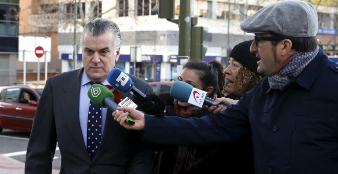 El extesorero del PP Luis Barcenas asu llegada al juzgado de Madrid para declarar sobre el borrado de los discos duros de sus ordenadores  en el PP. REUTERS/Andrea Comas