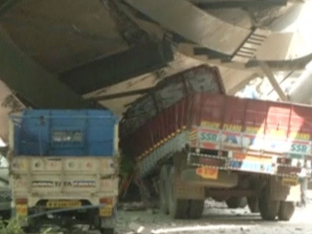 Caminhões ficaram presos após colapso de ponte em Calcutá, na Índia, na manhã desta quinta-feira (31) (Foto: ANI via Reuters )