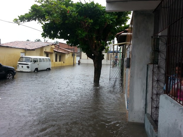 Rua Doutor José Frota, no Bairro Varjota, em Fortaleza. (Foto: Hudson da Silva Martins)