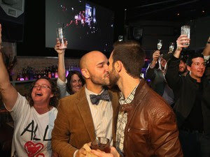 Gays celebram a decisão da Assembleia de Illinois nesta terça-feira (5) em Chicago (Foto: AFP)