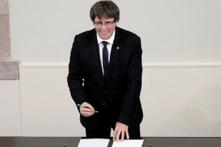 Pemimpin Catalonia, Carles Puigdemont, menandatangani deklarasi kemerdekaan wilayah itu dari Spanyol,  Selasa (10/10/2017) waktu setempat, namun menunda pemisahan diri secara resmi dan menyerukan dialog dengan Madrid. 