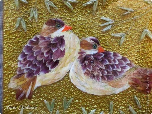 Птицы из засушенных лепестков цветов. Аппликация на стене
