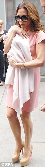http://i.dailymail.co.uk/i/pix/2011/11/03/article-0-0DEA9B6300000578-98_148x545.jpg