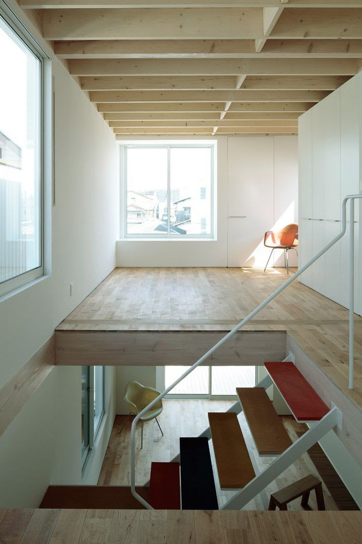 Kiến trúc sư thiết kế gác lửng giúp gia tăng diện tích sử dụng cho ngôi nhà mái bằng.