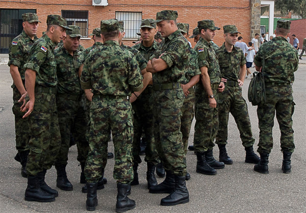 Militares serbios tras su llegada a la base cordobesa