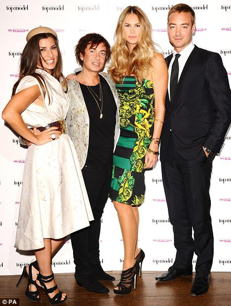 http://i.dailymail.co.uk/i/pix/2011/11/07/article-2058656-0CAA0D5100000578-759_468x619.jpg