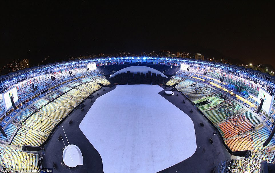 Muitos dos cidadãos do Brasil, irritados com dificuldade econômica, votou para ficar longe de sua Olimpíada muito elogiado cerimônia de abertura (na foto são os lugares vazios como o estádio cheio para a cerimônia)