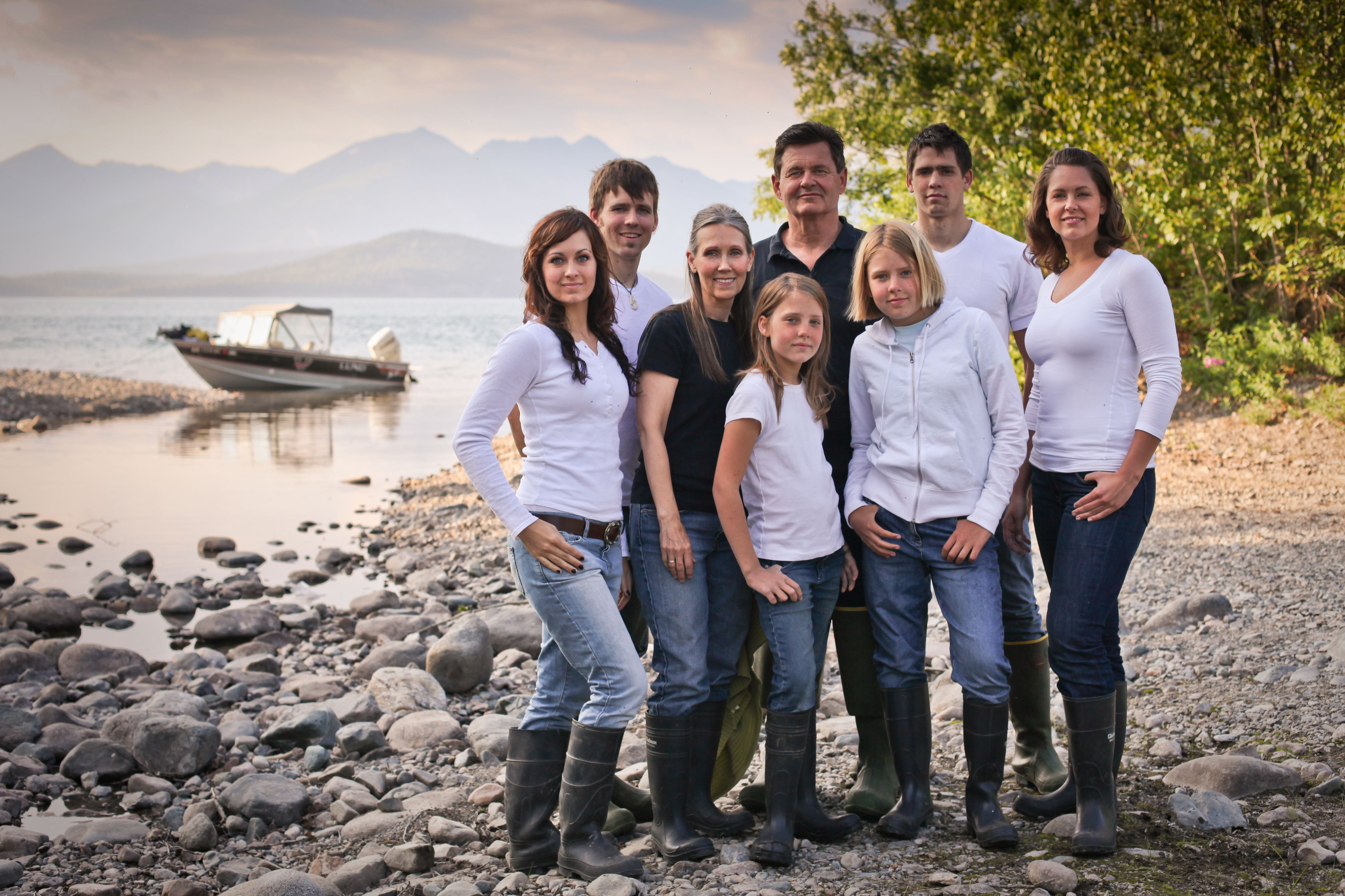 События в аляске. Аляска люди. Семья с Аляски. Семья из леса. Аляска семья из леса.