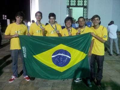 A equipe e as medalhas na cerimônia de premiação (OBM/ Divulgação) A equipe e as medalhas na cerimônia de premiação (OBM/ Divulgação)