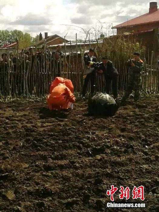 Crashed UFO in vegetable garden. (Credit: Chinanews.com)