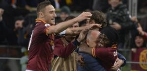 Totti festeggia con Gervinho. LaPresse