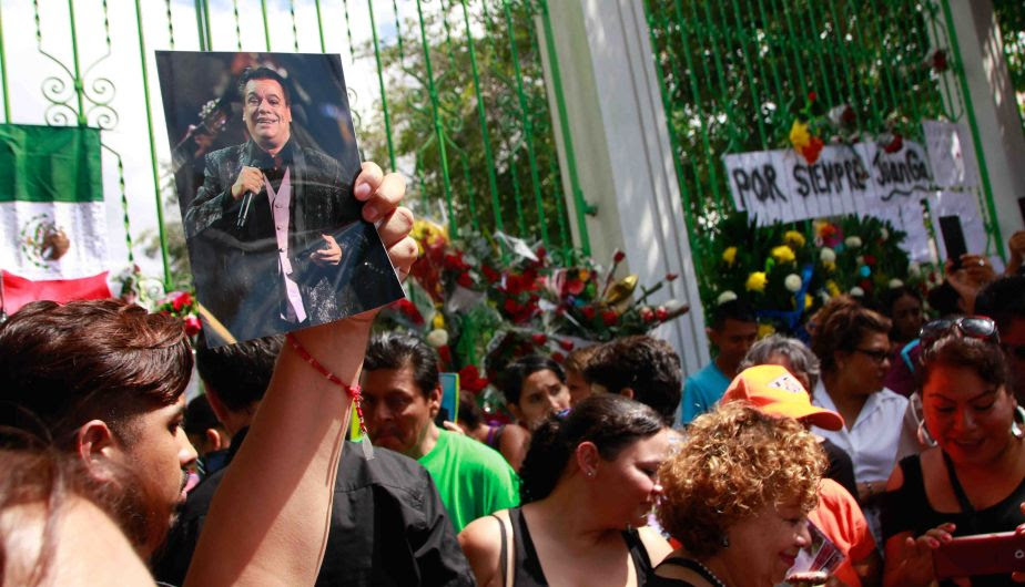 Resultado de imagen de cantautor mexicano Juan Gabriel durante un homenaje póstumo