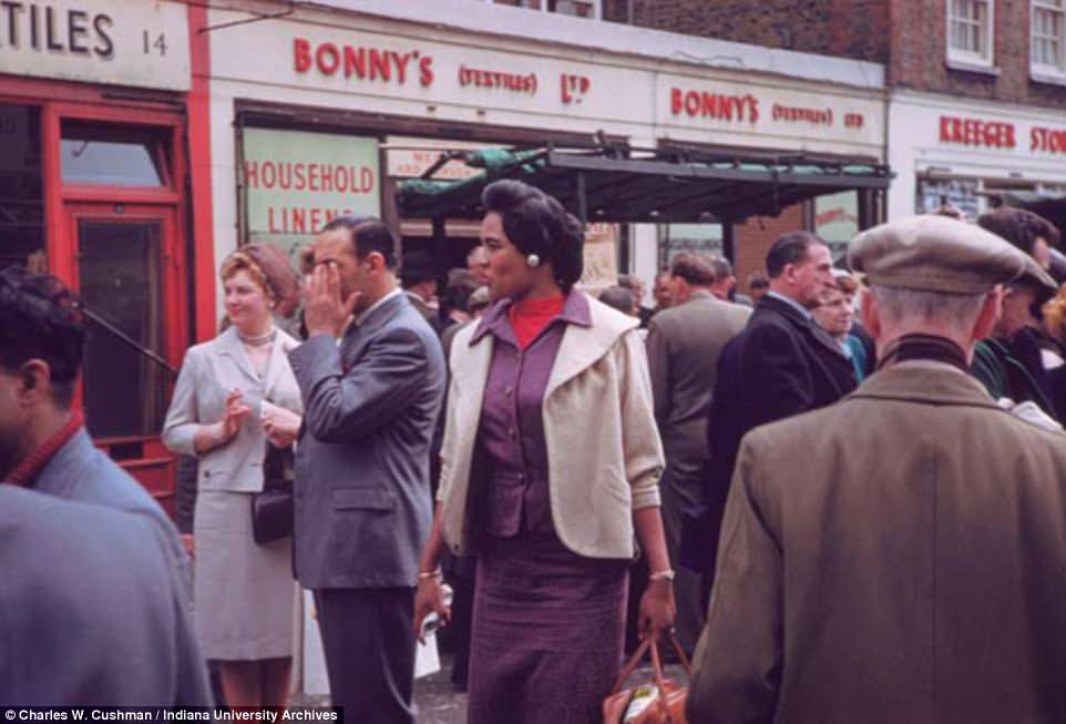 The fashion of 60s London was also captured in all its splendor by American tourist Charles Cushman. Here, men and women of London can be seen wearing clothes of the time