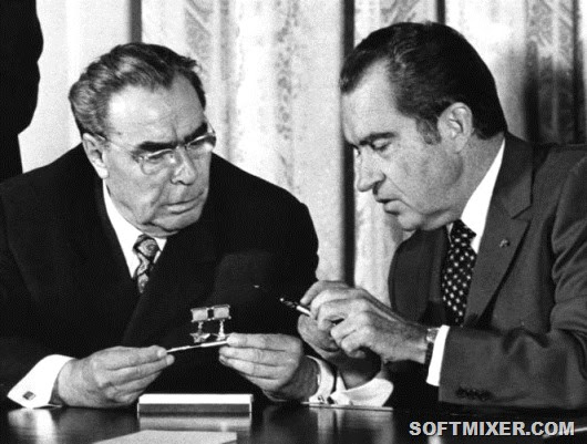 Brezhnev_and_Nixon_-_-663x502