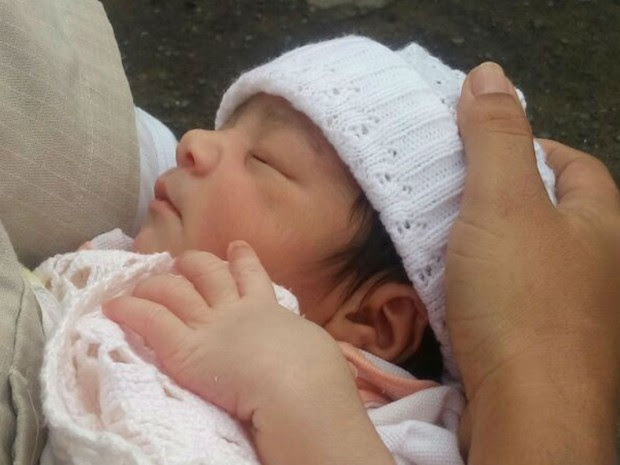 Menina recém-nascida foi encontrada dentro de saco plástico em Jequié (Foto: Divulgação / PM)