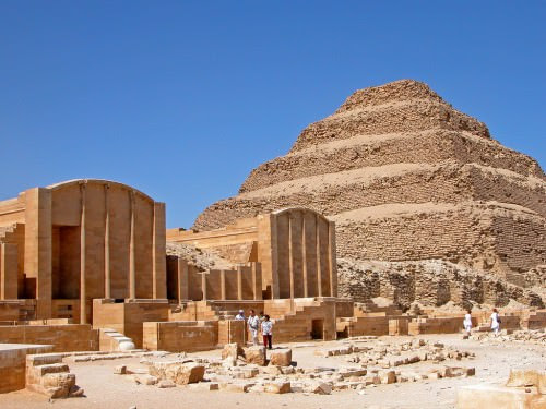 Risultati immagini per pirÃ¡mide escalonada de Saqqara