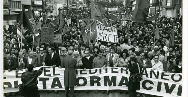 La Plataforma Cívica se manifiesta contra la entrada en OTAN bajo el lema "Por la Paz en el Mediterráneo - Por la neutralidad de España - Bases fuera", en 1986. EFE