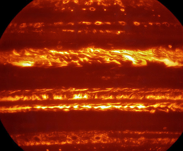  Imagem de Júpiter, colorida artificialmente, foi produzida por um equipamento de megatelescópio que consegue estudar a luz infravermelha de objetos celestes