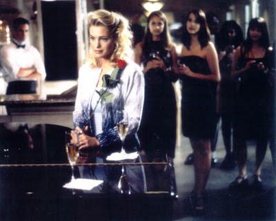 Erika Eleniak en plan melancólico... debe estar pensando en su carrera...