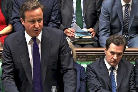 El primer ministro británico (i), David Cameron, y el ministro de Economía (d),George Osborne, en agosto. | AFP