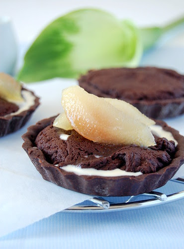 Pear and chocolate fudge tartlets / Tortinhas de fudge de chocolate com pêra