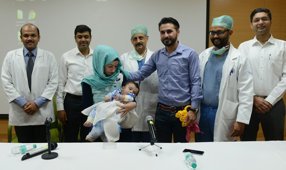 Mãe de Karam e equipe média que o operou concedem coldtiva de imprensa em hospital de Noida, neste sábado (14) (Foto: Money SHARMA / AFP)