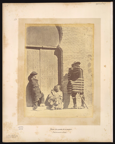 Pobres toledanos a la puerta de un convento en el siglo XIX. Foto Jean Laurent. Biblioteca Nacional de Brasil