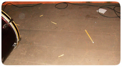 Baquetas quebradas após show do Cold Eaten Plate Baquetas quebradas após show do Cold Eaten Plate