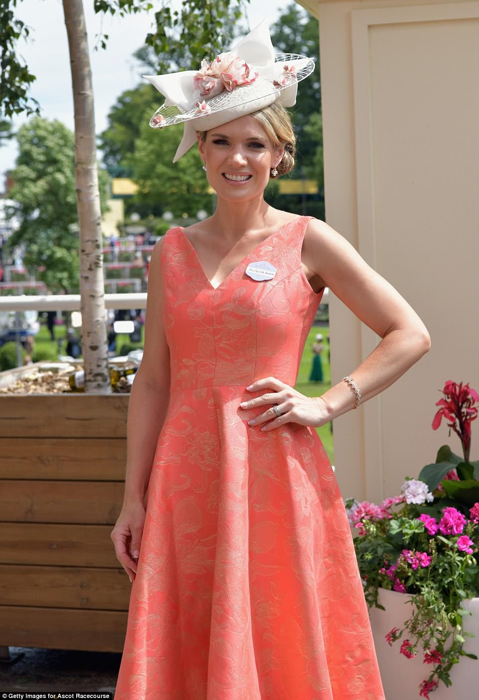 Vestida para impressionar: a apresentadora do Good Morning Britain, Charlotte Hawkins, parecia sensacional nas corridas em um vestido floral laranja glamouroso com um decote decotado que se ajustava à sua minúscula cintura antes de se transformar em uma saia cheia.Â