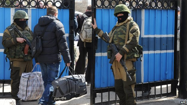 Ukrainian officers leave the navy HQ in Sevastopol on 19 March 2014