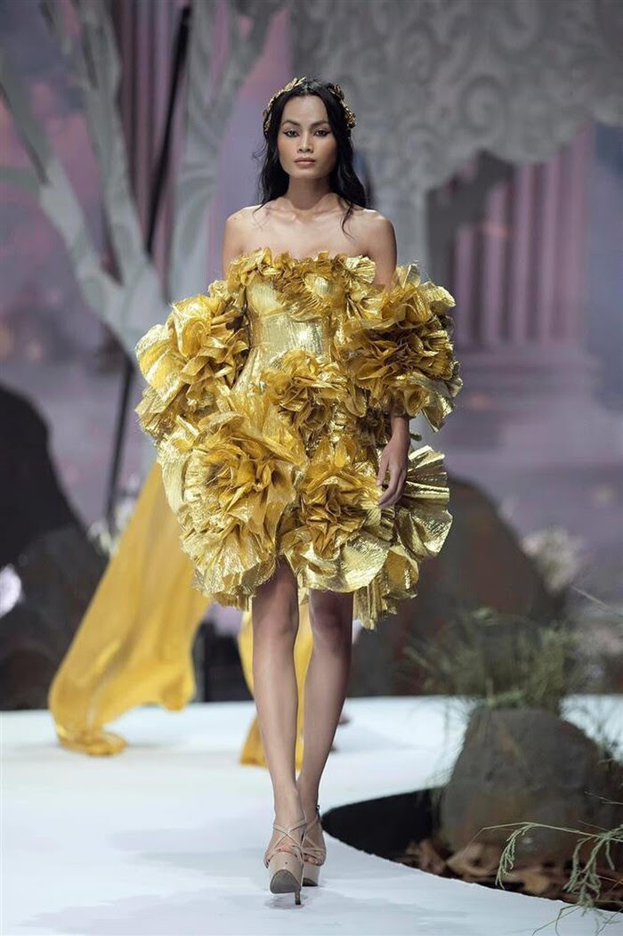 Châu Kim Sang cũng là gương mặt người mẫu quen thuộc trên các sàn diễn thời trang trong nước. 
