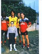 Roberto da bambino durante una sua visita a Milanello: alla sua sinistra, Franco Baresi, poi Mauro Tassotti, Paolo Maldini e George Weah Roberto da bambino durante una sua visita a Milanello: alla sua sinistra, Franco Baresi, poi Mauro Tassotti, Paolo Maldini e George Weah