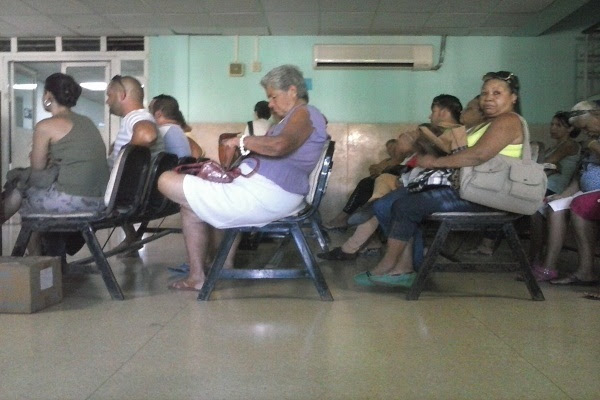 Salón de espera de Hospital Enrique cabrera (foto del autor)