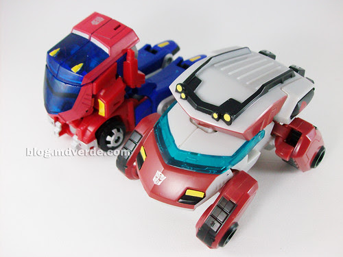 Transformers Ratchet Animated Deluxe (Cybertronian) vs Optimus Prime (Cybertronian) - modo alterno