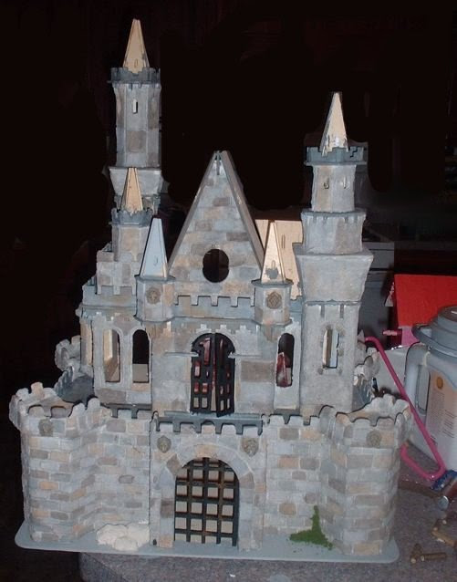 CDHM Artisan Tracy Topps of Minis On The Edge creates paper clay dollhouses in 1:12, 1:24, 1:48 and even 144 scale dollhouse kits.  Finishing the dollhouses in the style of the old european castles, and victorian styles of england, you america