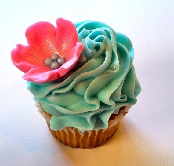 Oh, you ARE a beautiful little cupcake, aren't you! Ruffly blue icing with a simple 5 petal dark pink flower and silver balls. And yes, I see that lovely glitter!