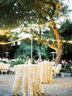 Gorgeous gold sparkle table linens | My Dream Wedding