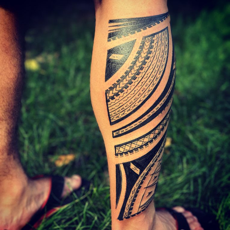 Tato Tribal Batik Di Kaki Arini Gambar