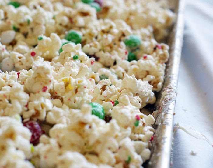peppermint popcorn crunch : super cute and easy recipe for the holidays