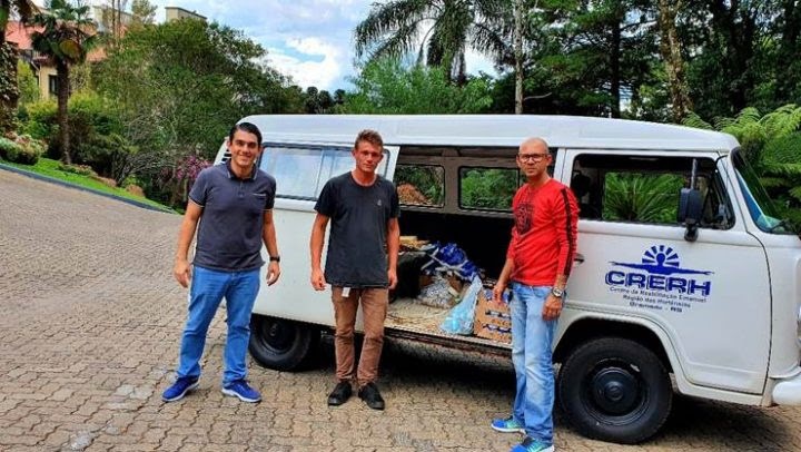 O gerente geral das unidades Wish Serrano e Prodigy Gramado, Luiz Gustavo Alves, na entrega dos mantimentos ao CRERH (Centro de Reabilitação Emanuel Região das Hortênsias)