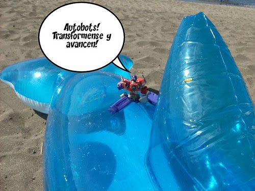 Las Vacaciones de Optimus Prime en Costa Rica - Optimus Prime en la playa (by mdverde)