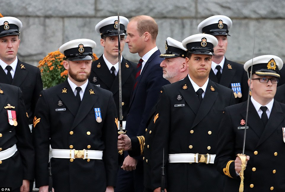 Durante a marcação sua turnê no Canadá cerimônia, William e Kate colocou uma coroa de flores no Cenotaph e deixou um cartão que dizia: "Nunca esquecendo aqueles que pagaram o sacrifício final para o Canadá."