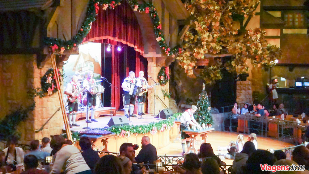 Os músicos no Restaurante Biergarten, Epcot