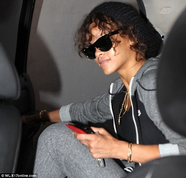 Preparando-se para a grande noite: Rihanna foi casual em cinza, em Beverly Hills no início do dia