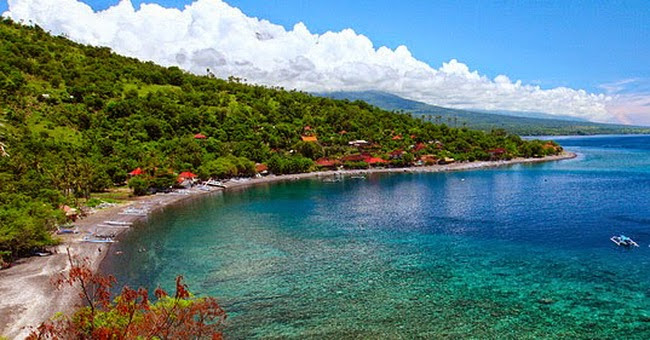 Indonesia terkenal akan keindahan pantainya 10 Pantai Indonesia Favorit Para Turis